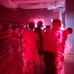 游离，镭射，烟雾，金属，布， 400 x 200 x 1000cm, 2007