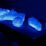 琥珀 . 亚克力板,LED灯,不锈钢 . 240 x 120 x 60 cm