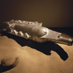 漂流瓶，氧化铝板，不锈钢， 200 x 70 x 60 cm, 2011