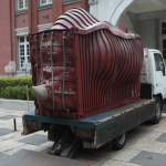 游离的真相，不锈钢喷漆，树脂， 450 x 200 x 200 cm, 2011