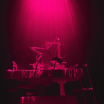 被理性释放的灵魂，镭射，烟雾，金属，布，300 x 200 x 800 cm, 2009