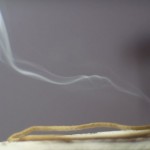  欧阳文东，“去‘物质’雕塑”，装置，沉香，檀香，浮想，沙子，铝板，尺寸可变，2013